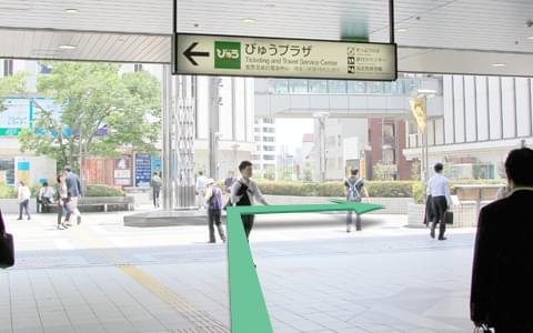 JR中央改札を出て左側に進み、東口「LABI AV・デジタル館」を矢印の方向に向かいます。