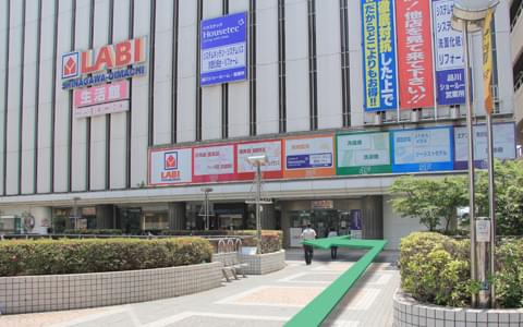 「LABI AV・デジタル館」の方向に行き左に曲がります。