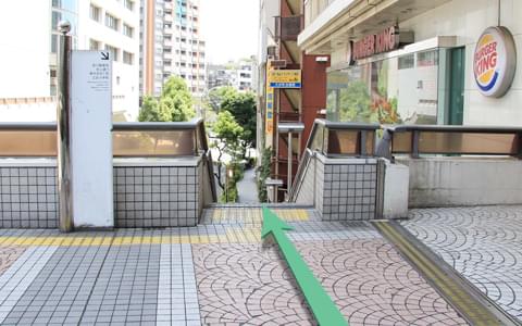 バーガーキング前の階段を下ります。