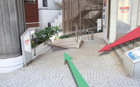 7段の階段を下ります。大井町再開発ビル駐車場をご利用のお客様はLABI 生活館のエレベーターをご利用いただき、【赤い矢印】方向に進んでいただくと最短でお越しいただけます。