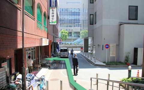 階段を下ると見える『全身 もみほぐし』の看板が目印です。